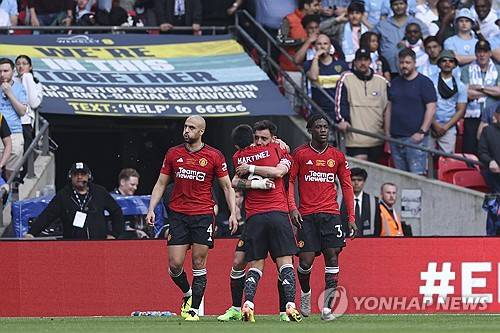 맨체스터 유나이티드는 25일 영국 런던에 위치한 웸블리 스타디움에서 열린 맨체스터 시티와의 잉글랜드 FA컵 결승전에서 승리하면서 우승을 차지했다. 이번 우승으로 맨유는 8년 만에 통산 13번째 FA컵 우승을 달성했고 지난 시즌 카라바오컵 우승에 이어 2년 연속 유관으로 시즌을 마쳤다. 또 FA컵에서 우승하면서 리그 8위를 차지했음에도 다음 시즌 UEFA 유로파리그에 진출할 수 있게 됐다. 맨유가 유로파리그로 향하면서 6위 첼시는 유로파 콘퍼런스리그에 나가고 7위 뉴캐슬 유나이티드는 유럽대항전 진출이 좌절됐다. 연합뉴스