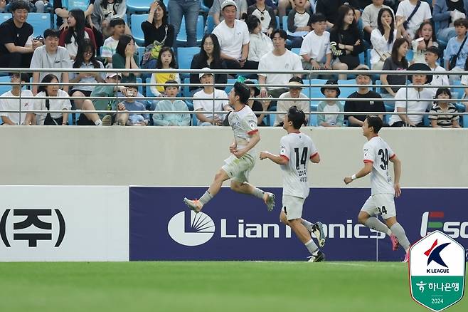황문기의 골에 기뻐하는 강원 선수들 [한국프로축구연맹 제공. 재판매 및 DB 금지]