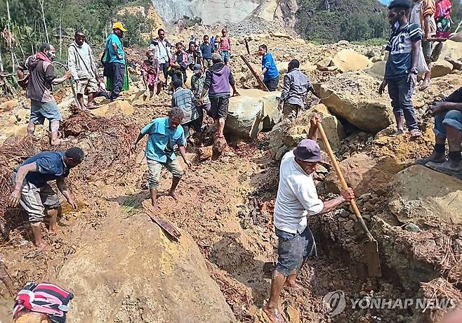 파푸아뉴기니 산사태 (마이프 물리타카[파푸아뉴기니] AFP=연합뉴스) 26일(현지시간) 파푸아뉴기니 엥가주 마이프 물리타카 지역에서 발생한 산사태 현장에서 사람들이 구조를 위해 손으로 땅을 파고 있다. 2024.5.26. photo@yna.co.kr