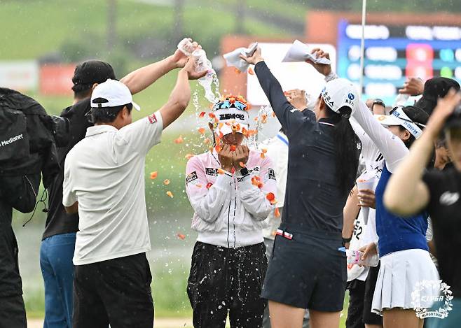 배소현이 26일 열린 KLPGA 투어 E1 채리티오픈에서 우승한 뒤 동료들로부터 꽃잎 세례를 받고 있다.(사진=KLPGA 제공)