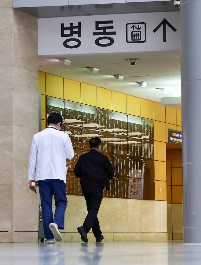 의대교수 단체가 의대 증원이 확정될 경우 일주일 휴진하겠다는 방침을 철회할 것을 시사한 가운데 26일 서울 시내 한 대형병원에서 의료 관계자가 병동으로 이동하고 있다. (사진=연합뉴스)