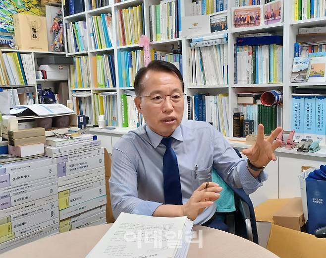 정승현 경기도의원이 27일 안산 상록구 월피동 사무실에서 인터뷰를 하고 있다.