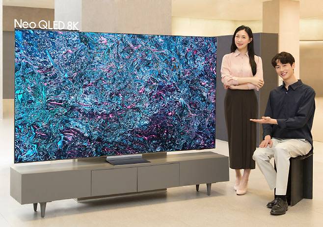 삼성전자 모델이 2024년형 Neo QLED 8K TV 신제품을 소개하고 있다. (사진=삼성전자)