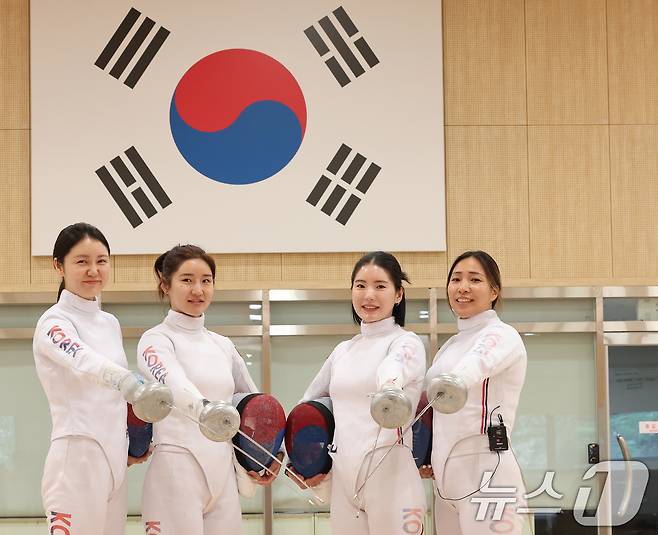 한국 여자 에뻬 대표팀 최인정, 이혜인, 송세라, 강영미(왼쪽부터)와 구교동 코치가 27일 충북 진천국가대표선수촌에서 열린 '2024 파리 올림픽 펜싱 국가대표선수단 미디어데이'에서 기념촬영을 하고 있다. 2024.5.27/뉴스1 ⓒ News1 이동해 기자