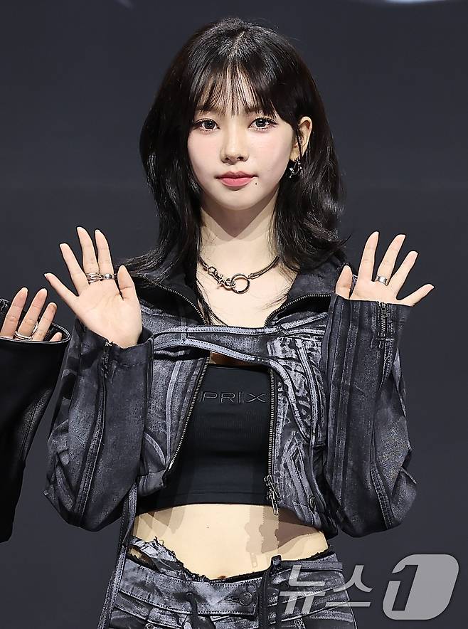 걸그룹 에스파의 카리나가 27일 오후 서울 용산구 한남동 블루스퀘어 마스터카드홀에서 열린 첫 정규 앨범 ‘Armageddon’(아마겟돈) 발매 기념 쇼케이스에서 포즈를 취하고 있다. 2024.5.27/뉴스1 ⓒ News1 김진환 기자