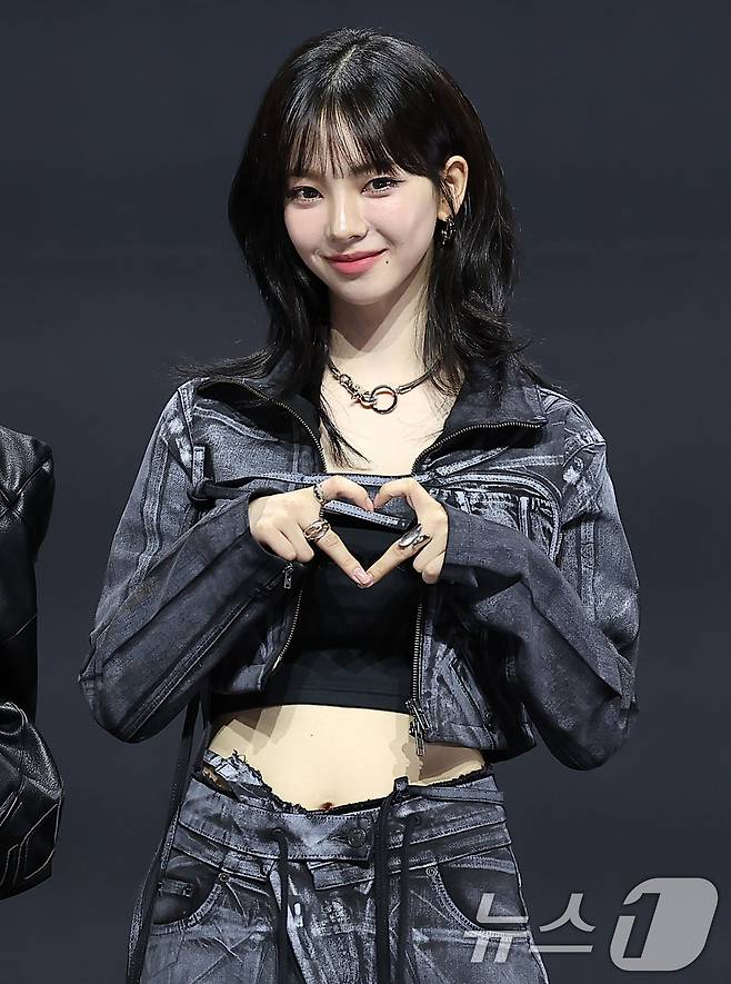 걸그룹 에스파의 카리나가 27일 오후 서울 용산구 한남동 블루스퀘어 마스터카드홀에서 열린 첫 정규 앨범 ‘Armageddon’(아마겟돈) 발매 기념 쇼케이스에서 포즈를 취하고 있다. 2024.5.27/뉴스1 ⓒ News1 김진환 기자