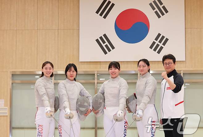 한국 여자사브르 대표팀 선수들과 이국현 코치가 27일 충북 진천국가대표선수촌에서 열린 '2024 파리 올림픽 펜싱 국가대표선수단 미디어데이'에서 기념촬영을 하고 있다. 2024.5.27/뉴스1 ⓒ News1 이동해 기자