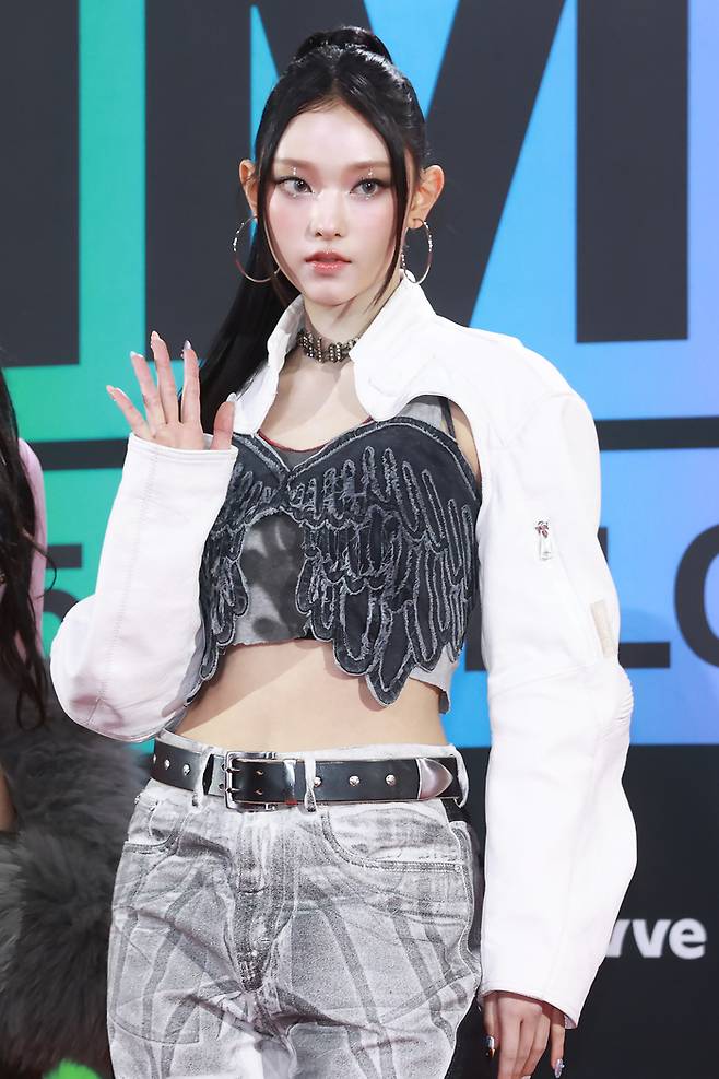 그룹 뉴진스 해린이 2일 오후 인천 영종도 인스파이어 아레나에서 열린 대중음악 시상식 ‘MMA 2023’(멜론뮤직어워드) 레드카펫 행사에서 포즈를 취하고 있다. 사진 | 연합뉴스