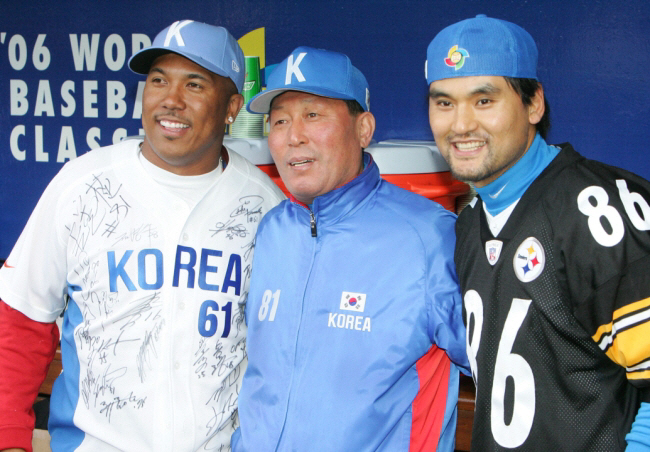 2006년 WBC 한일전이 열린 미국 샌디에이고 펫코파크. 한국 대표팀 김인식 감독(가운데)과 하인즈 워드(왼쪽), 박찬호(오른쪽). 연합뉴스