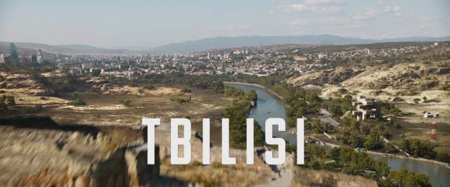 '분노의 질주: 더 얼티메이트'의 트빌리시 도입부 장면. 오른쪽 아래에 있는 젠가 같은 건물이 조지아은행본부로 잔혹주의 양식의 대표적 건축물이다./IMDb