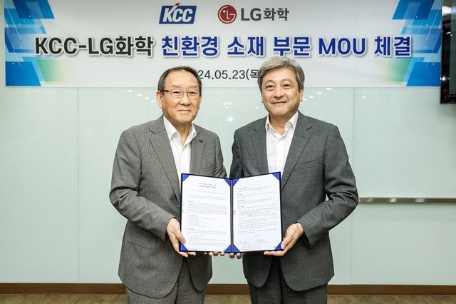 LG화학 이종구 부사장(오른쪽)과 KCC 김상훈 부사장이 23일 업무협약식을 마치고 기념 촬영을 하고 있다. /LG화학