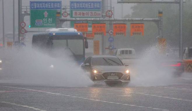 지난해 장마철 호우주의보가 내려진 서울에 여의대로 위로 차량이 물보라를 일으키며 길을 지나고 있다. 사진=연합뉴스