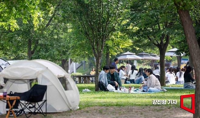 초여름 더위가 이어지고 있는 24일 서울 여의도 한강공원을 찾은 시민들이 나무그늘 아래서 더위를 식히고 있다. 사진=강진형 기자aymsdream@