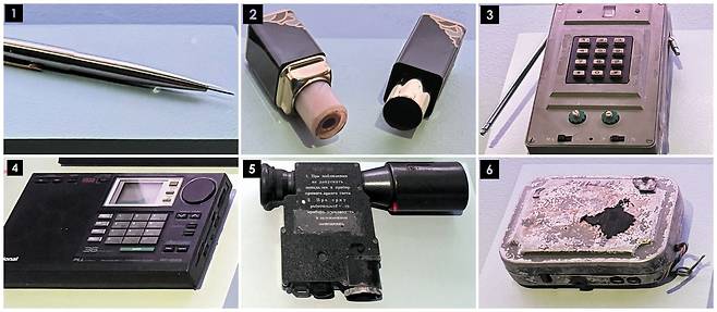 미 ‘국제 스파이 박물관’이 공개한 북한 공작원 관련 전시물. ①독침이 든 펜, ②독극물 립스틱, ③내부 통신용 송신기 ④원거리 통신용 라디오, ⑤야간 공습용 적외선 조준경, ⑥암호 전송기. 박물관이 북한 공작원 관련 도구를 전시한 것은 이번이 처음이다. /워싱턴=김은중 특파원