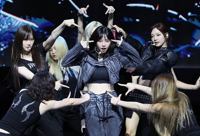 걸그룹 에스파가 27일 오후 서울 용산구 한남동 블루스퀘어 마스터카드홀에서 열린 첫 정규 앨범 ‘Armageddon’(아마겟돈) 발매 기념 쇼케이스에서 열정적인 무대를 펼치고 있다./뉴스1