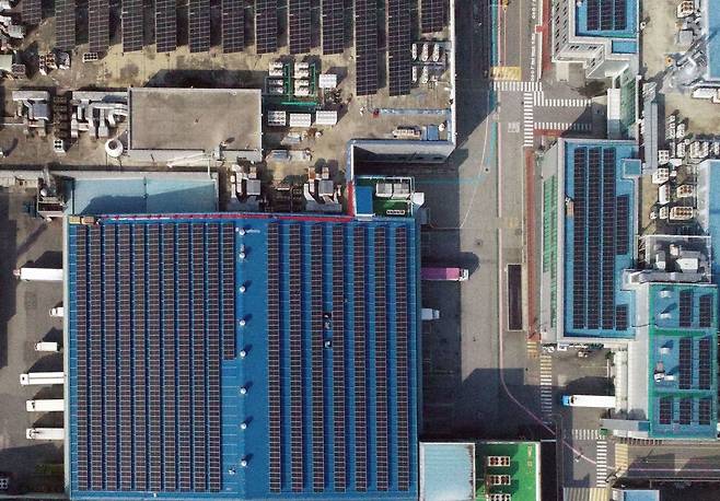 CJ제일제당 진천공장 지붕에 설치한 태양광 발전소 모습. /HD현대에너지솔루션 제공