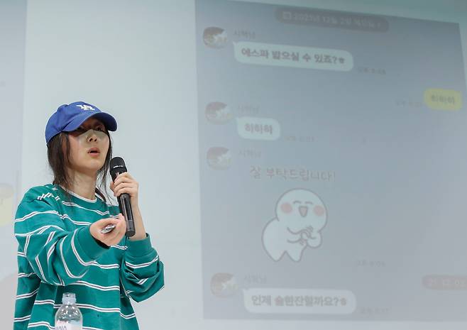 그룹 뉴진스의 소속사 어도어 민희진 대표가 25일 서울 서초구 한국컨퍼런스센터에서 하이브 경영권 탈취 시도와 관련한 배임 의혹에 긴급기자회견을 갖고 방시혁 하이브 의장과 나눈 카톡을 공개하고 있다. 2024.4.25/뉴스1