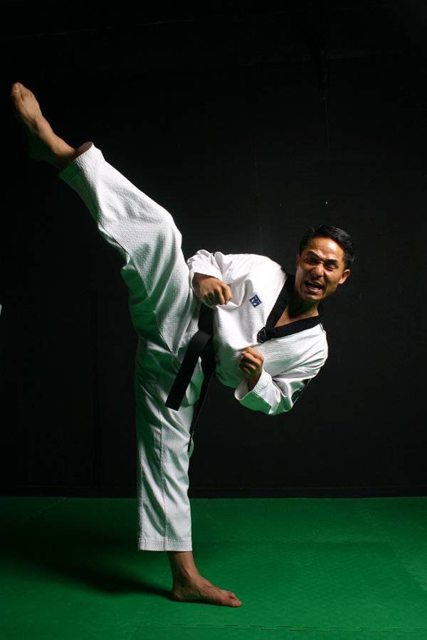 ‘태권도 전설’ 정국현 한국체대 교수의 발차기 시범을 보이고 있다. 정국현 교수 제공