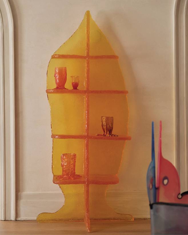 레진으로 만든 ‘Leaf Shelf-Yellow’.