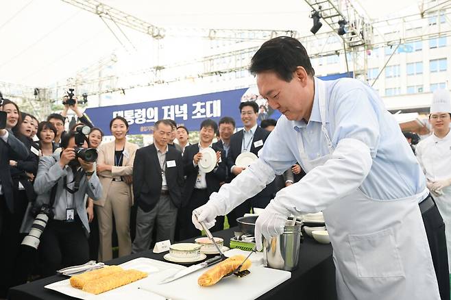 지난 24일 서울 용산 대통령실 잔디마당에서 열린 출입기자들 대상 만찬. 대통령실 제공