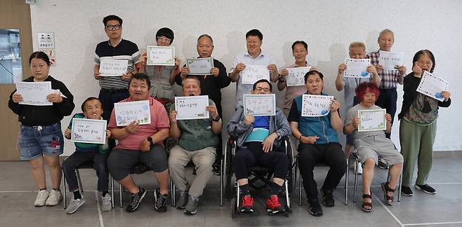 질라라비장애인야학 학생들이 23일 대구 동구 강당에서 고등학교 진학의 소망을 담은 손팻말을 들고 있다. 박종식 기자 anaki@hani.co.kr