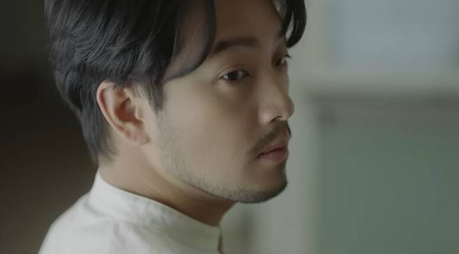 뉴진스의 ‘오엠지’(OMG) 뮤직비디오에 특별출연한 유튜버 ‘침착맨’. 유튜브 갈무리