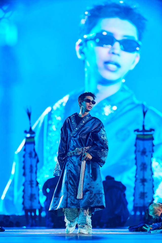 가수 임영웅이 개량 한복을 무대 의상으로 활용해 공연을 하고 있다. 물고기뮤직 제공