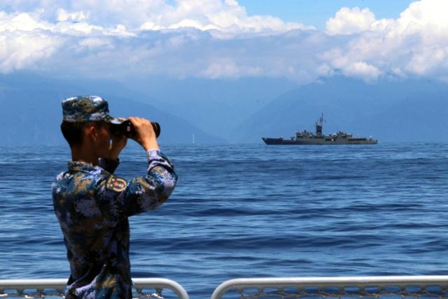 중국 인민해방군 병사가 2022년 8월 대만 인근 해역에서 망원경으로 대만 해군 함정을 관측하고 있다. 신화 연합뉴스