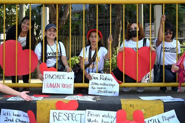필리핀 이혼 옹호 단체 회원들이 수도 마닐라 상원 앞에서 이혼법 통과 촉구 시위를 벌이고 있다. 마닐라=AFP 연합뉴스 자료사진