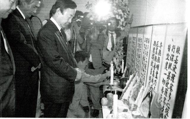 김영삼 전 대통령이 민주당 총재 시절이던 1989년 5월 4일 부산 백병원 영안실에 차려진 동의대 사건 순직경찰관 합동빈소를 찾아 분향한 뒤 묵념을 올리고 있다. 한국일보 자료사진