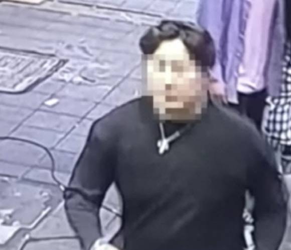 '부산 돌려차기 사건' 가해자가 지난해 5월 22일 부산진구 한 거리에서 피해자 B씨를 따라가고 있다. [사진=JTBC 방송화면 캡처]