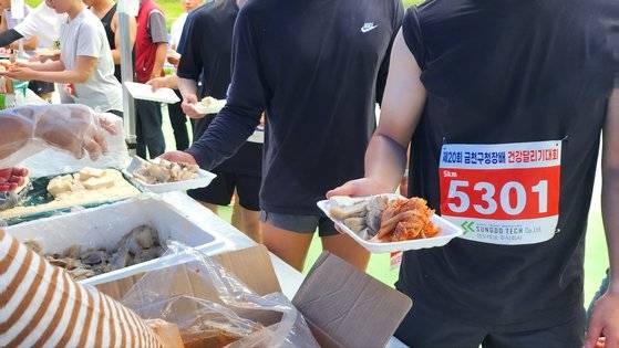 26일 오전 서울 금천구 안양천 옆 광장에서 금천구청장배 건강달리기 대회가 열렸다. 완주자들은 메달 대신 수육과 두부김치, 막걸리 등 먹거리를 받으며 대회를 즐겼다. 김서원 기자