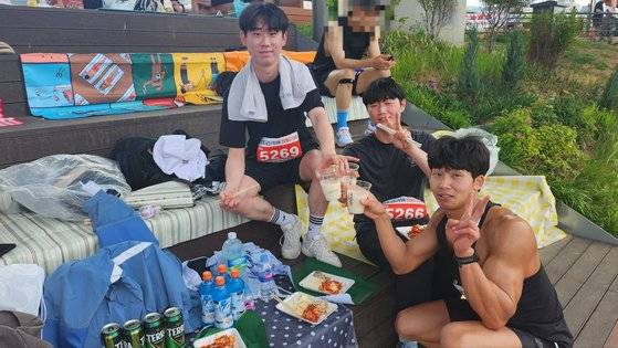 고대구로병원 약제팀 내 러닝 소모임 동료들과 함께 5㎞ 코스를 완주한 엄기대(31·가운데)씨가 막걸리 한 잔을 손에 들고 포즈를 취하고 있다. 김서원 기자