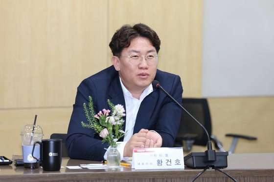 27일 경남도청 도정회의실에서 ‘우주항공청 개청에 바란다’ 주제로 열린 간담회에서 발언 중인 황건호 ㈜지티엘 대표. 사진 경남도