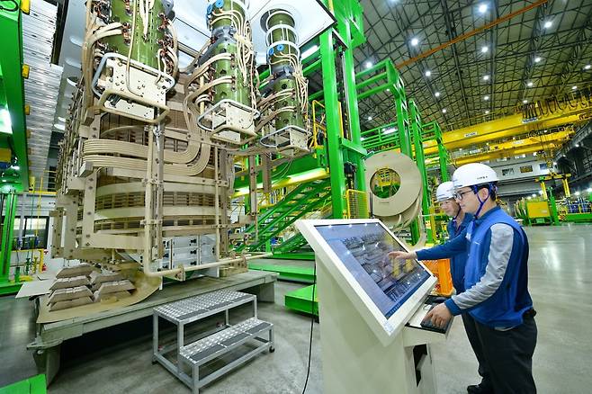 HD현대일렉트릭 직원이 변압기 스마트 공장 키오스크를 작동하고 있다. HD현대일렉트릭 제공