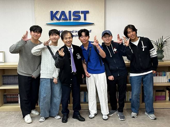 KAIST가 28일 저녁 대전 본원 대강당에서 ‘KAIST 교가·애국가 챌린지’를 개최한다. 예선을 통과해 본선 무대에 오르는 이광형 총장(왼쪽에서 세 번째)과 학부생 힙합동아리 ‘구토스’ 학생들. KAIST 제공