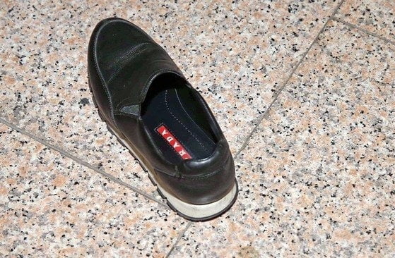 최서원(최순실)이 검찰 출석 중 흘린 프라다 신발. 사진=한경DB