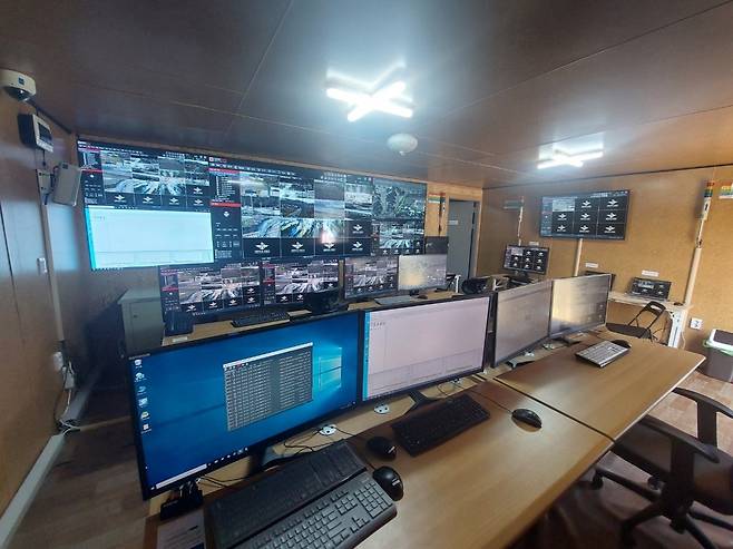 국방 경계 사업에 사용되는 AI CCTV와 모니터링하는 상황실 전경. 윤현주 기자