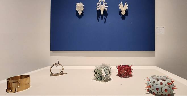Bracelets and brooches on view at the Seoul Museum of Craft Art (Choi Si-young/The Korea Herald)
