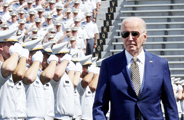 조 바이든 미국 대통령이 25일(현지시간) 뉴욕주 웨스트포인트에서 육군사관학교 졸업생들의 경례를 받으며 입장하고 있다. 로이터연합뉴스