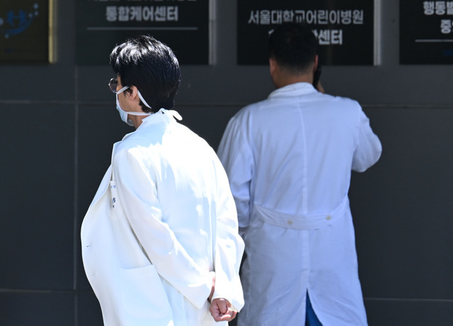 16일 서울 종로구 서울대학교병원에서 의료진이 걸어가고 있다. 윤웅 기자 yoonyep@kmib.co.kr