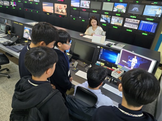 ‘KSPO 방송전문가 직업 체험 교실’에 참가한 학생들이 AI(인공지능) 아나운서를 활용한 방송프로그램 제작 과정에 대한 설명을 듣고 있다.