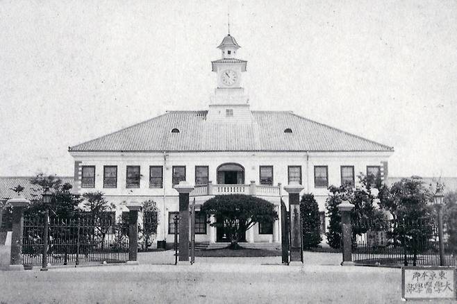 1877년 일본 도쿄 대학 의학부 건물 모습.
