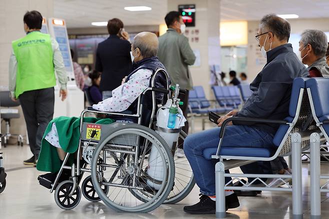 지난 3일 오전 광주 동구 전남대병원에서 환자들이 이동하는 모습. [사진 출처 = 연합뉴스]