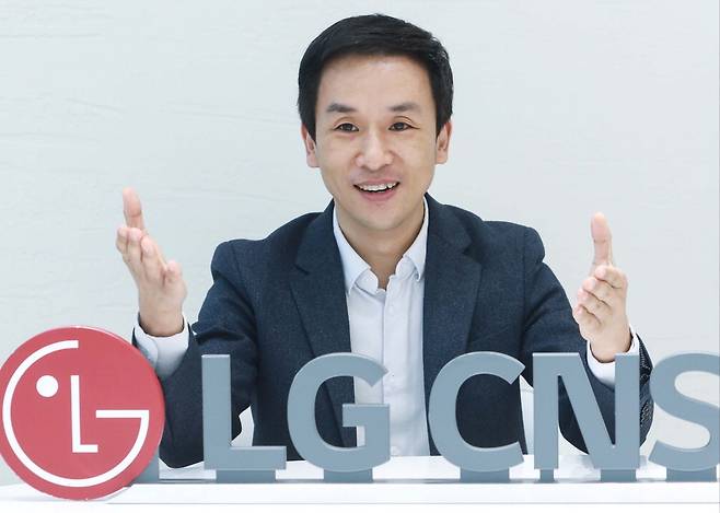 민병석 LG CNS D&A플랫폼 담당이 매일경제와의 인터뷰에 앞서 사진 촬영을 하고 있다.  LG CNS