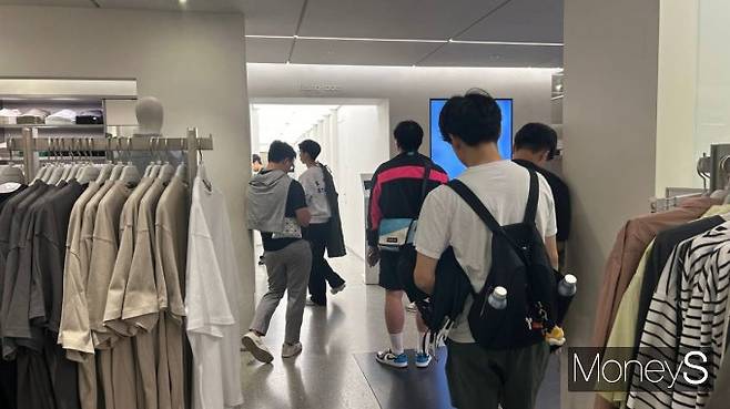 무신사 스탠다드 홍대점에서 고객들이 피팅을 위해 줄을 서고 있다. /사진=연희진 기자