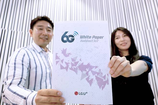 LG유플러스 직원들이 새로 발간된 6G 백서를 소개하고 있는 모습. [LG유플러스 제공]