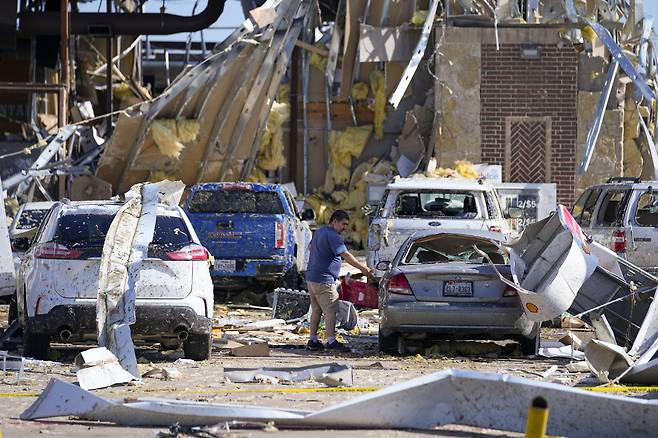26일(현지시간) 미국 텍사스 밸리뷰에서 한 남성이 토네이도가 강타한 후 파손된 자동차를 바라보고 있다. [AP]