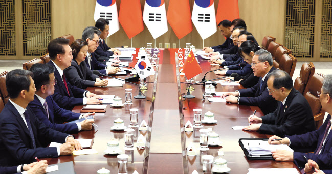 윤석열(왼쪽 세 번째) 대통령과 리창(오른쪽 세 번째) 중국 총리가 26일 서울 용산 대통령실에서 회담을 갖고 있다. [연합]