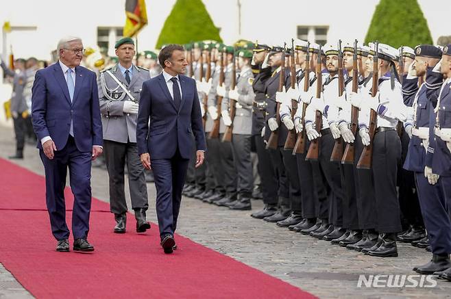 [베를린=AP/뉴시스] 프랑크발터 슈타인마이어(왼쪽) 독일 대통령이 26일(현지시각) 에마뉘엘 마크롱 프랑스 대통령의 국빈방문을 환영하며 함께 의장대를 사열하고 있다. 프랑스 정상이 독일을 국빈 방문한 것은 2000년 자크 시라크 대통령 이후 24년 만이다. 2024.05.27.